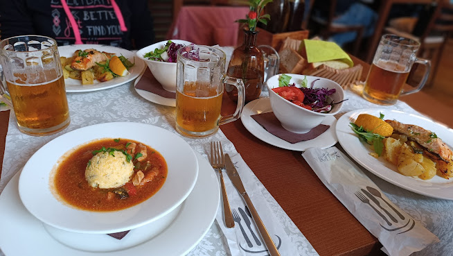 Kranjska klobasa s prilogo